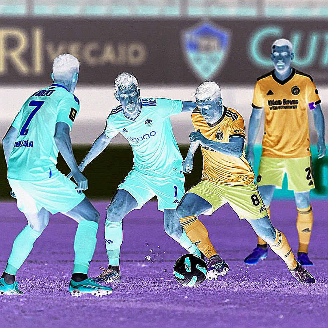 Khoảng trống giá của V.League: bóng đá Việt Nam xuất khẩu lao động, không bán tài sản