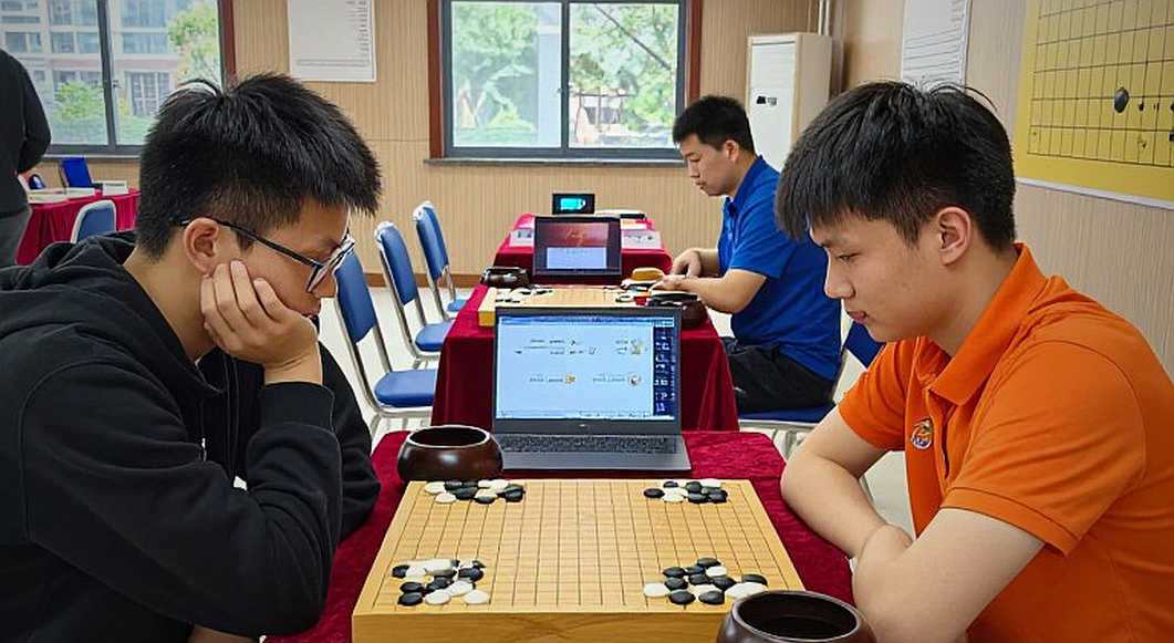 Elephant Gambit: 60 phút mua sự bất ngờ, và cái giá của nước thứ hai