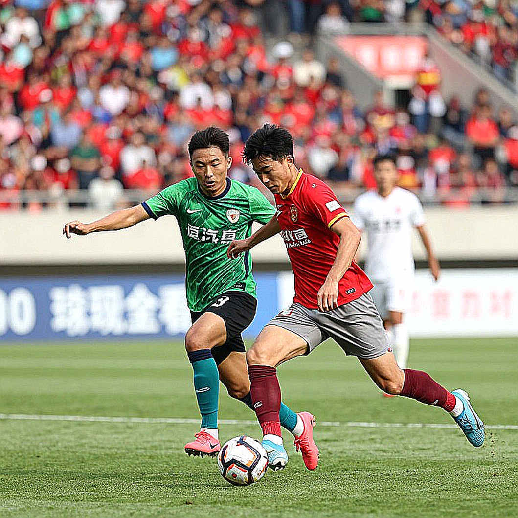 Giá cầu thủ tăng, sân cỏ vẫn vậy: Ghi chép mùa chuyển nhượng V-League Giá cầu thủ tăng, sân cỏ vẫn vậy: Ghi chép mùa chuyển nhượng V-League