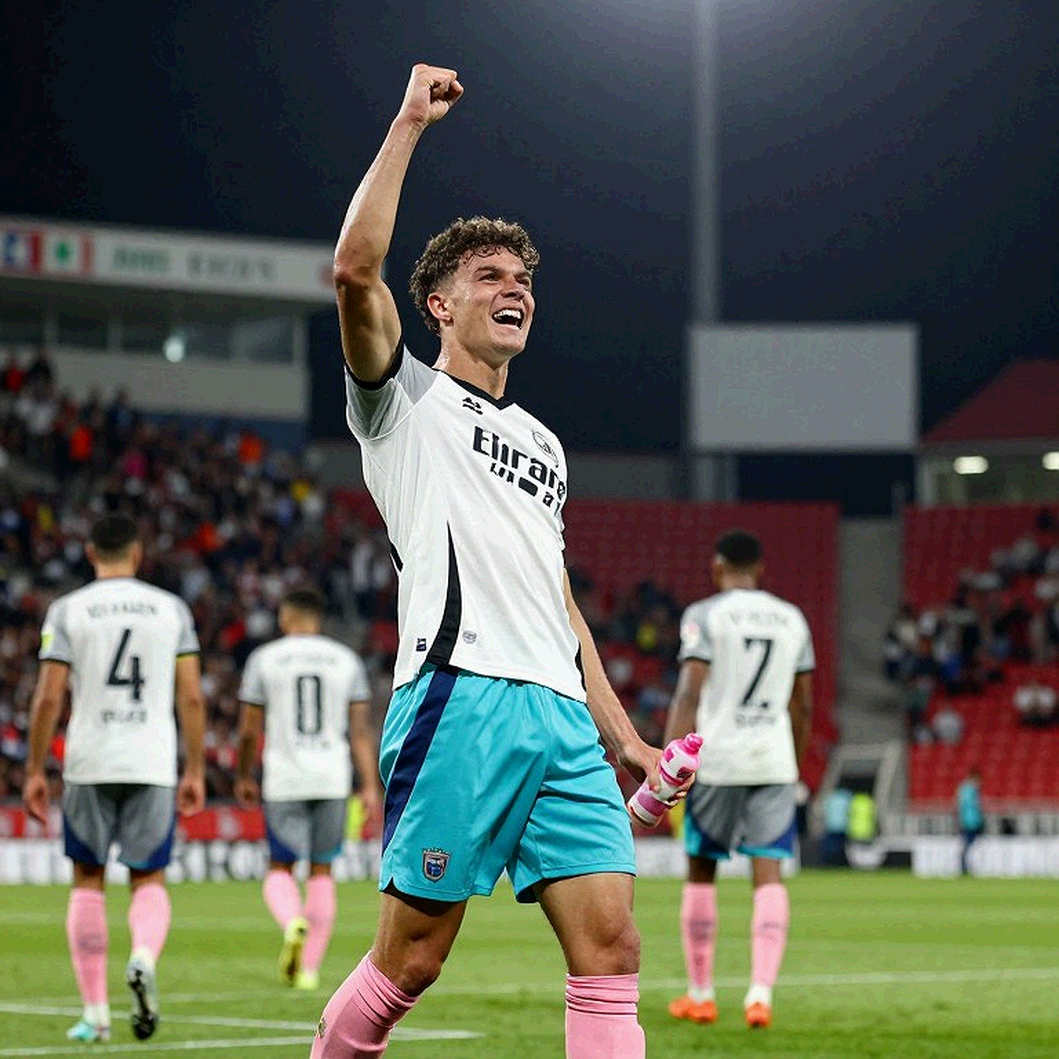 Wembley, cú trượt phạt đền của Kane và khoảng cách đẳng cấp rộng hơn tỷ số 2-3