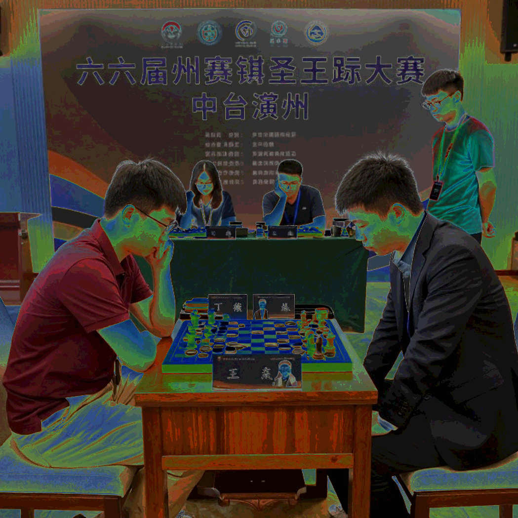 Sau 1.d4 d5: Vì sao nhiều kỳ thủ Trắng quay lưng với 2.c4 và chọn con đường nguy hiểm hơn