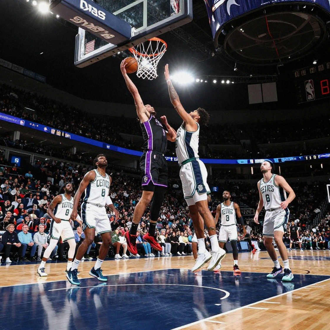 Chiếc ghế trống của Jusuf Nurkic và khoảng không gian quanh Lauri Markkanen